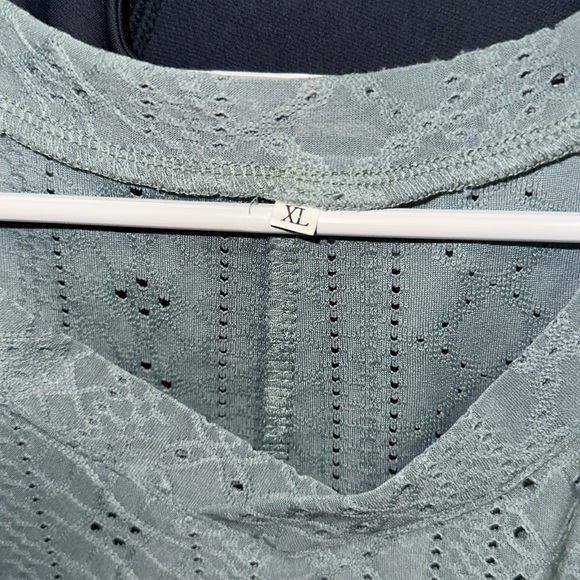 NWOT EYELET V-NECK SHORT SLEEVE TOP OLIVE GREEN WOMENS XL - Picture 3 of 6